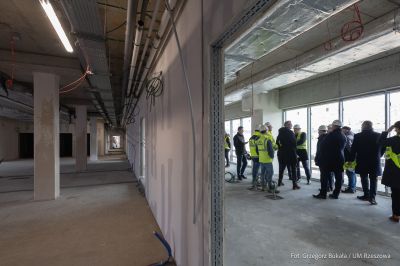 zdjęcie z uroczystego wmurowania symbolicznego kamienia węgielnego na terenie budowy Podkarpackiego Centrum Lekkiej Atletyki w Rzeszowie, fot. Grzegorz Bukała, Urząd Miasta Rzeszowa